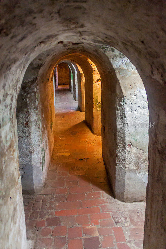 在卡斯蒂略 de San Felipe de Barajas 城堡的走廊在卡塔赫纳 de Indias，哥伦比亚。
